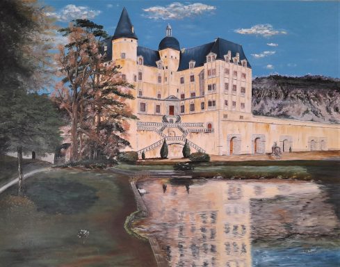 Château de Vizille,  élégant au bord d'un lac, entouré d'arbres et de montagnes. Ciel clair