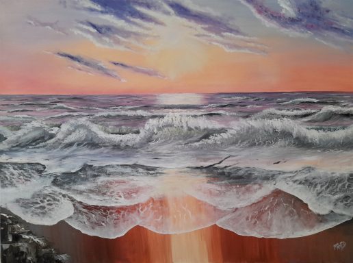 Coucher de soleil coloré sur des vagues déferlantes, éclairant l'horizon.