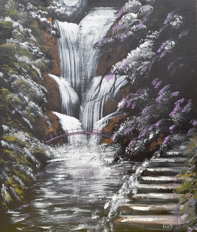 Paysage de cascade avec des fleurs violettes et un pont au-dessus d'un ruisseau.