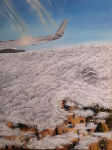 Vue depuis un avion montrant des nuages épais et le sol en dessous.