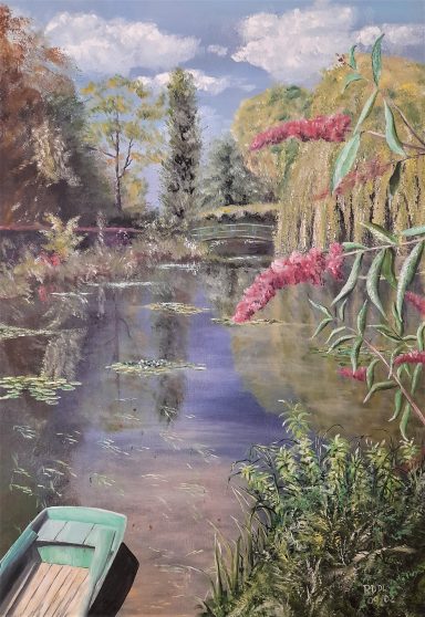 Paysage d'un étang avec un bateau vert, des fleurs et des arbres en arrière-plan.