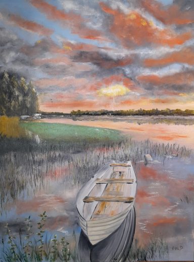 Bateau en bois amarré au bord d'un lac au crépuscule, ciel coloré en arrière-plan.