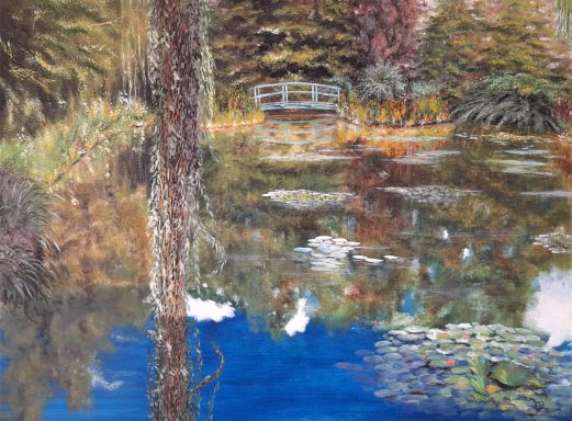 Un étang paisible avec des nénuphars, des arbres verts et un petit pont en bois.