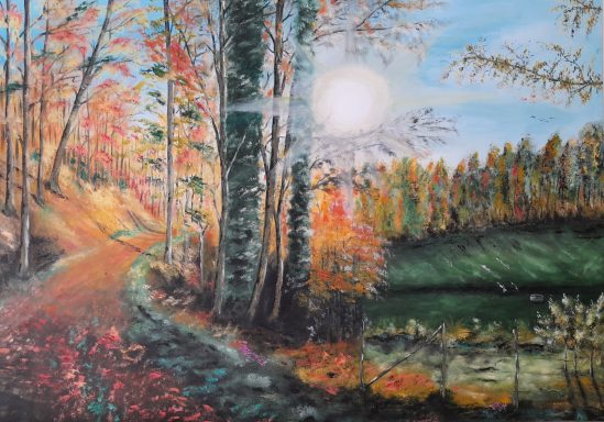 Chemin aux couleurs automnales vibrant, bordé d'arbres et d'une étendue d'eau sous un soleil éclatant.