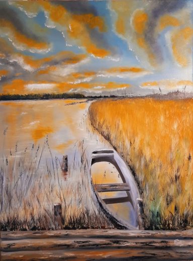 Un paysage avec un bateau échoué dans les herbiers, ciel couchant orangé et nuages.