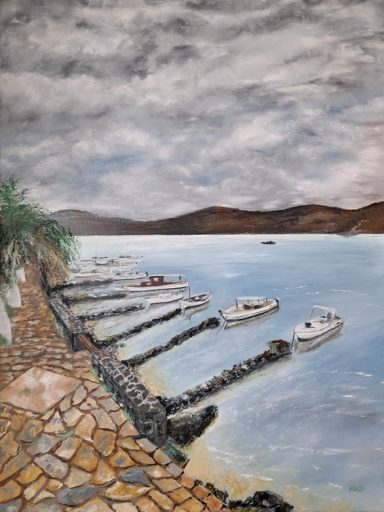 Elounda bay, vue de la mer avec des bateaux, ciel nuageux et une promenade en pierre.